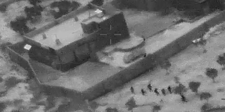 Foto yang dirilis Kementerian Pertahanan AS pada 30 Oktober 2019 memperlihatkan pasukan khusus (kanan, bawah) menyerbu bangunan yang diyakini dijadikan tempat bersembunyi Pemimpin ISIS Abu Bakar al-Baghdadi di Barisha, Suriah, pada 26 Oktober 2019.