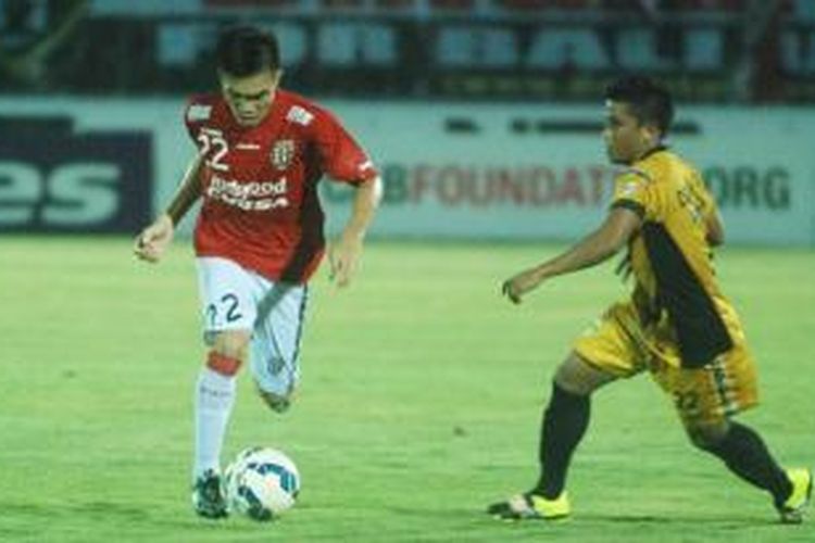 Gelandang Bali United, Paulo Sitanggang, berusaha menghindrai kejaran pemain Mitra Kukar pada pertandingan lanjutan penyisihan Grup B Piala Jenderal Sudirman di Stadion Kapten I Wayan Dipta, Jumat (20/11/2015). 