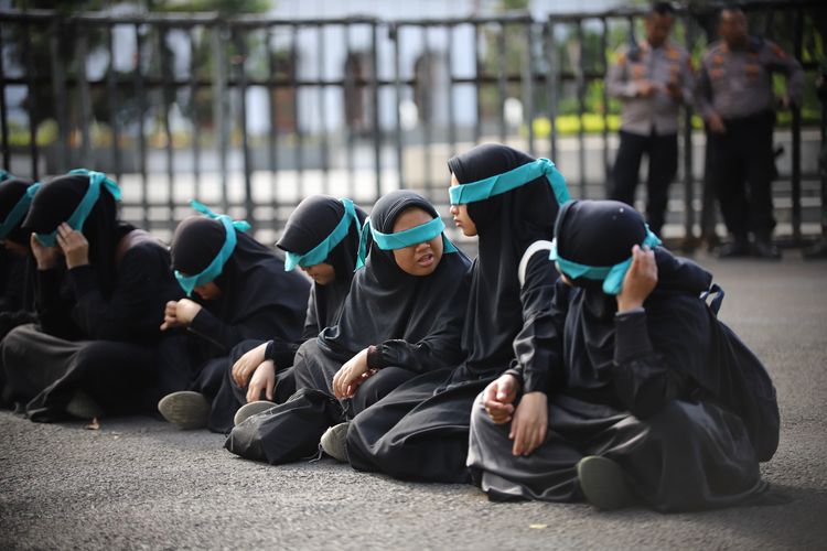 Aksi unjuk rasa dukungan terhadap kemerdekaan Palestina di depan Gedung Sate, Bandung, Minggu (23/2/2025).  