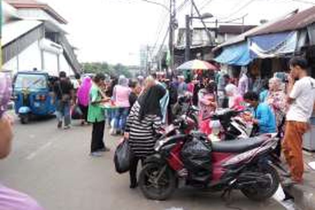 Suasana di Pasar Tanah Abang, Jakarta Pusat pada Kamis (12/5/2016). Para pedagang masih didapati berjualan di pinggir jalan sehingga membuat arus lalu lintas padat merayap