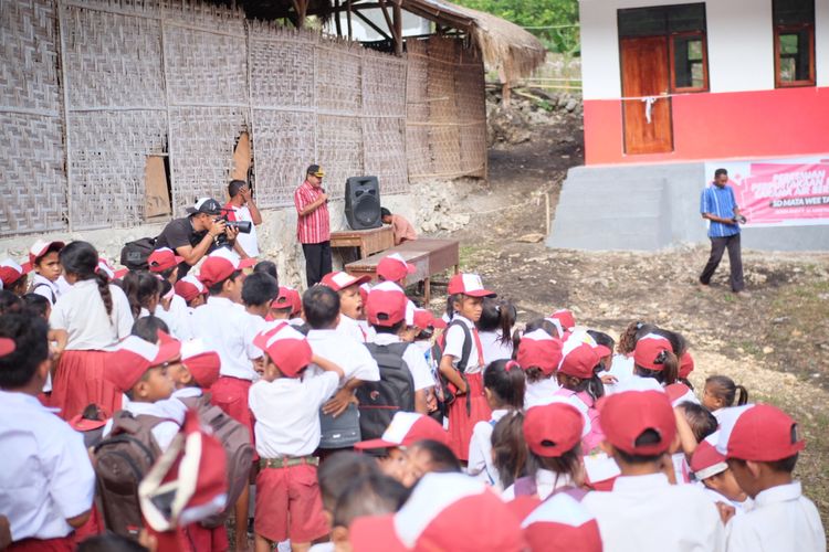 Siswa di SD Wee Tame, Sumba Barat berbaris di samping ruang kelas dan perpustakaan. KFC Indonesia dan Komunitas 1000 guru membantu pembangunan perpustakaan, saluran air bersih, dan perbaikan gizi.