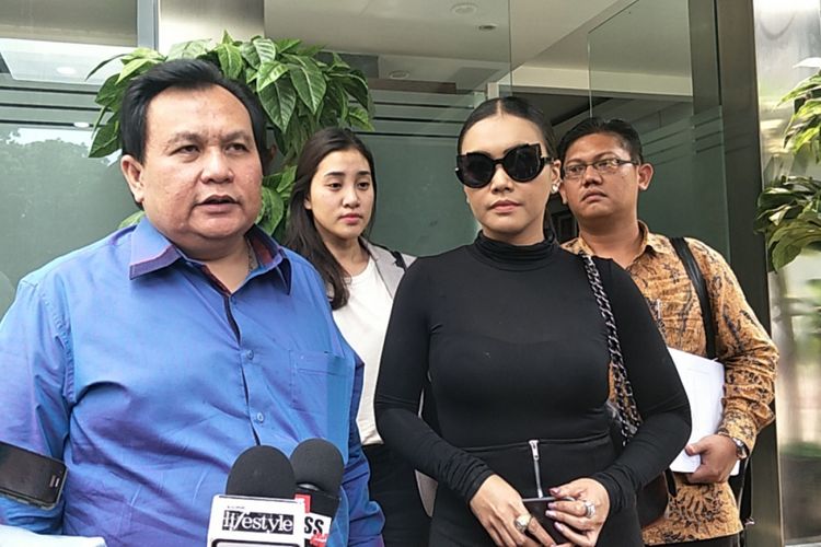 Denada usai diperiksa polisi berkait kasus dugaam pencemaran nama baik di Polda Metro Jaya, Jakarta Selatan, Rabu (7/3/2018).