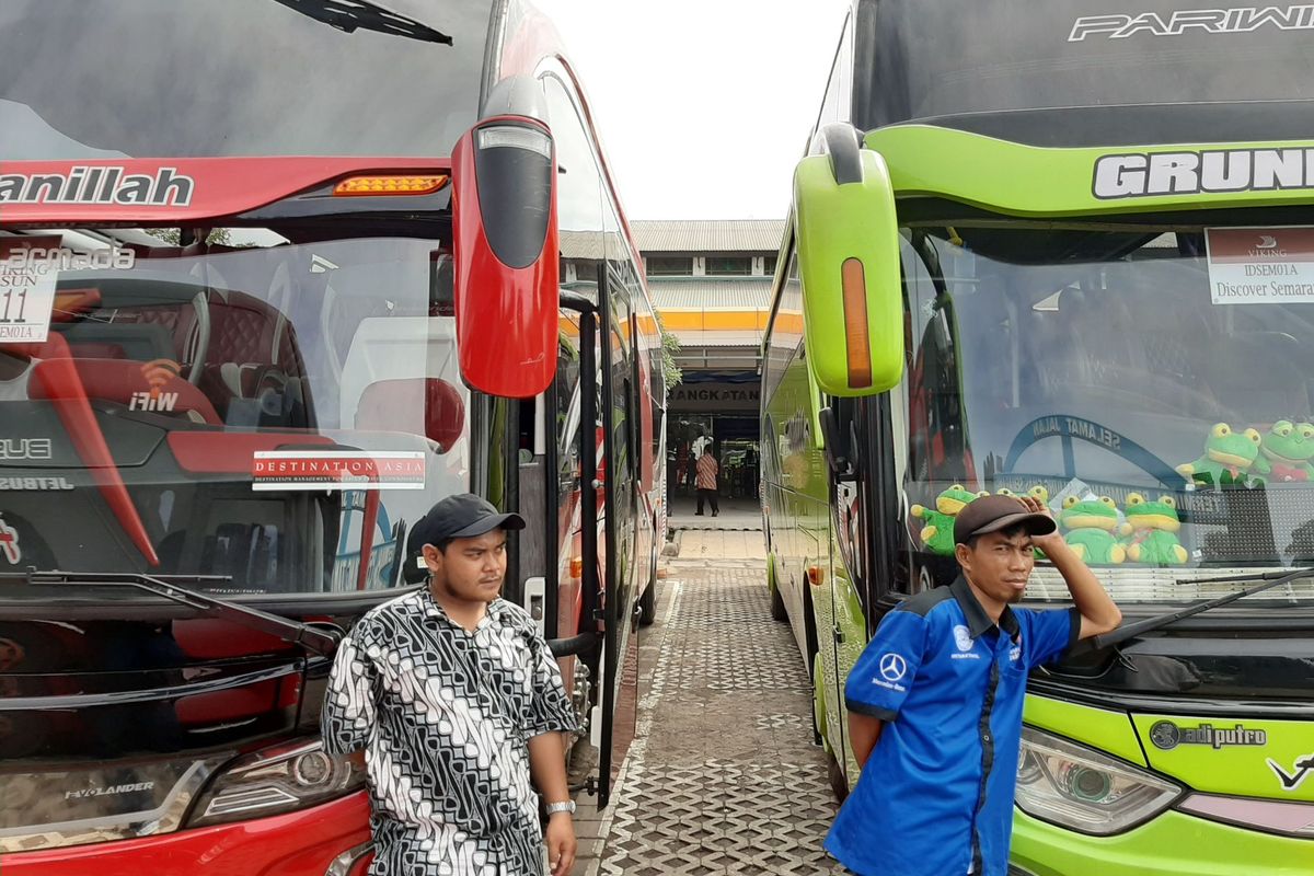 Emanuel Nucky (kiri) salah satu sopir bus dari PO Citra Dewi Semarang saat menunggu turis dari kapal pesiar Viking Sun di terminal penumpang pelabuhan Tanjung Emas, Kamis (5/3/2020).