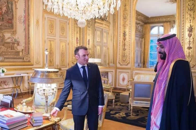 Presiden Perancis Emmanuel Macron berfoto pada 2018 dengan pemilik lukisan Salvator Mundi, Putra Mahkota Mohammad bin Salman.