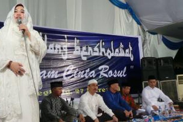 Romlah (berdiri), caleg Partai Demokrat dari Pandeglang, Banten, memilih menggelar 