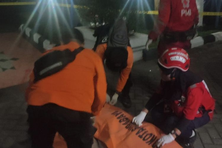 Proses evakuasi satpam bank di Surabaya