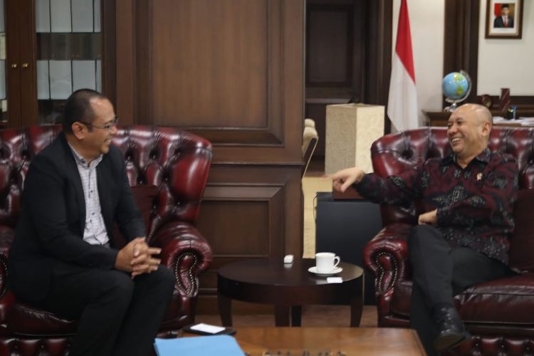 Menteri Koperasi dan UKM Teten Masduki saat berbincang dengan Dirut Perumda Pasar Jaya di Jakarta, Kamis (30/10/2019)