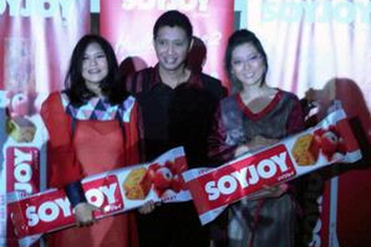 Sarita Sutedja (kanan) dan Bethanny Putri (kiri) pemenang Healthylicious 2, bersama Dindin Suzaridian, Product Marketing Manager Soyjoy.