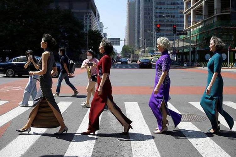 Keempat nenek yang tergabung dalam kelompok Glamma Beijing berjalan di trotoar jalan raya di Beijing, China.