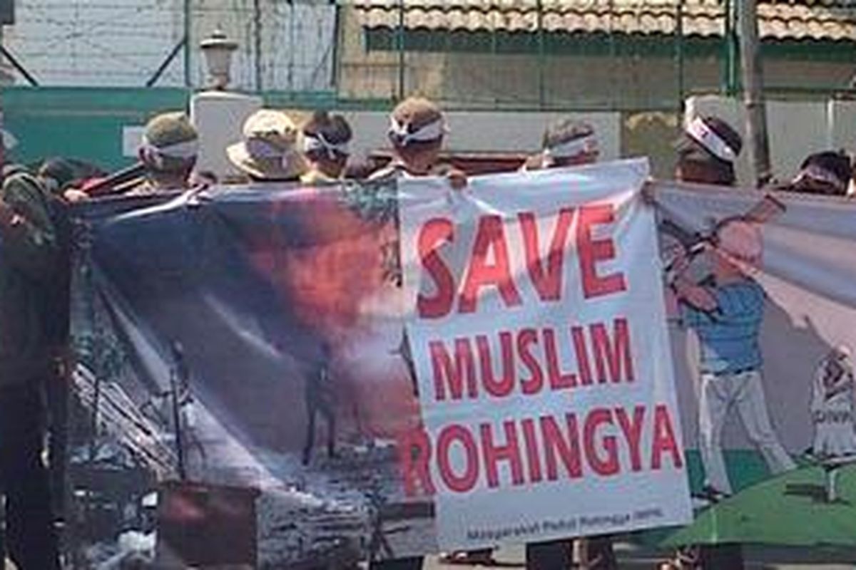 Masyarakat Peduli Myanmar (MPR) berunjukrasa di depan Kedubes Myanmar, Kamis (9/8/2012), mengutuk kekerasan yang menimpa kaum muslim minoritas Rohingya di Arakan, Myanmar.