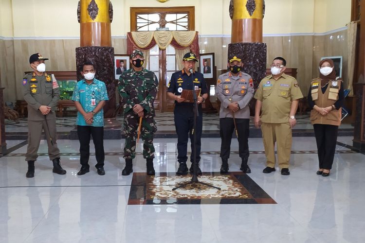 Konferensi pers tentang ABK yang terpapar Covid-19 varian India di Pendapa Pemkab Cilacap, Jawa Tengah, Sabtu (22/5/2011) .