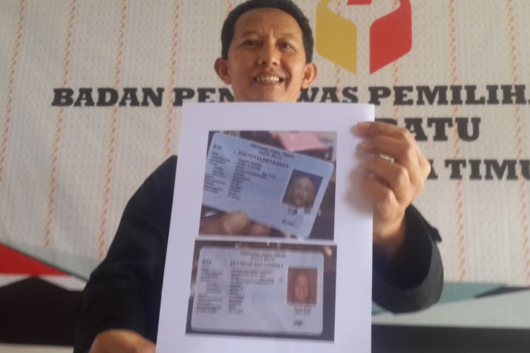 Ketua Bawaslu Kota Batu Abdur Rochman saat menunjukkan scan KTP electronik yang dimiliki oleh dua WNA yang masuk dalam DPT Pemilu 2019 di Kantor Bawaslu Kota Batu, Rabu (6/3/2019)