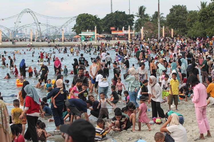 Warga memadati Pantai Lagoon Taman Impian Jaya Ancol, Jakarta pada hari kedua libur Lebaran, Minggu (23/4/2023). Taman Impian Jaya Ancol masih menjadi destinasi favorit untuk menghabiskan waktu libur Lebaran.
