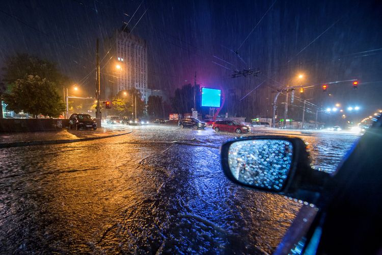 Ilustrasi hujan lebat akibat cuaca ekstrem. BMKG keluarkan peringatan dini cuaca ekstrem di malam tahun baru.