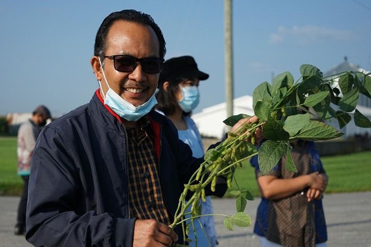 Konjen RI di Chicago memegang contoh kacang kedelai berkualitas tinggi saat kunjungan ke Greensburg, Indiana.