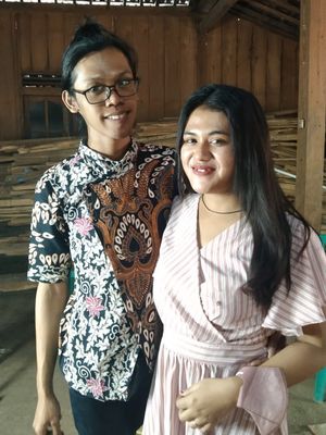 Damai dan Nuri, dua orang transpuan anggota Komunitas Sedap Malam kala tengah merias pengantin di Ngrampal, Kabupaten Sragen, 17 September 2022.