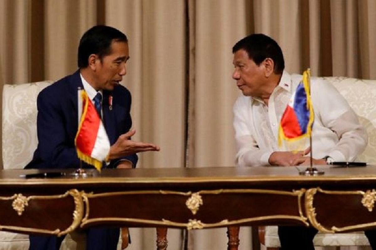 Presiden Indonesia, Joko Widodo, melakukan pertemuan dengan Presiden Filipina, Rodrigo Duterte, menjelang KTT ASEAN di Manila, Jumat (28/4/2017).
