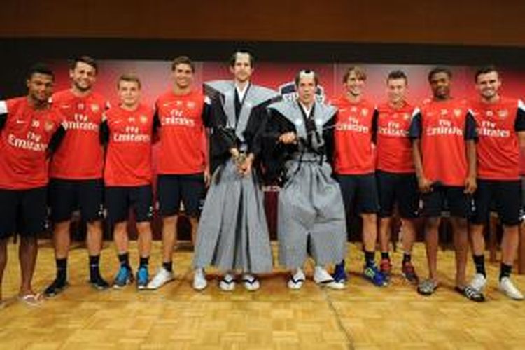 Dua pemain Arsenal dengan dandanan samurai, Per Mertesacker (kiri), serta Lukas Podolski.