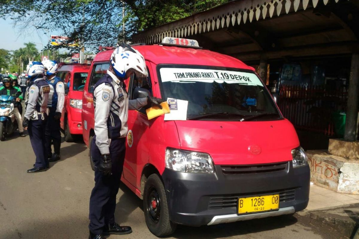 Petugas Suku Dinas Perhubungan Jakarta Selatan dan polisi merazia dan menilang angkot KWK T19 rute Pinang Ranti-Depok yang ngetem di Stasiun Tanjung Barat, Jakarta Selatan, Kamis (24/5/2018).