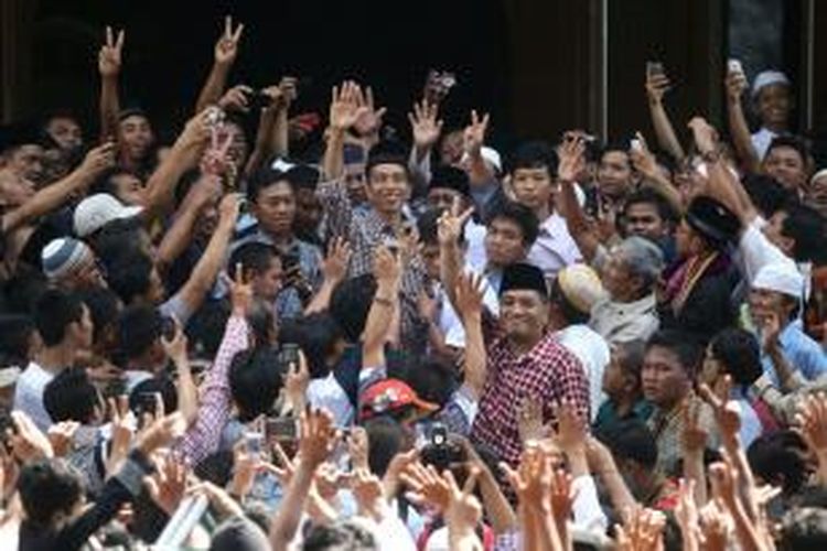 Capres nomor urut 2, Joko Widodo (Jokowi) melambaikan tangan ke arah jamaah usai menjalankan shalat Jumat di Masjid Agung Cilacap, Jawa Tengah, Jumat (13/6/2014). Hari ini Jokowi berkampanye di Banyumas dan Cilacap.