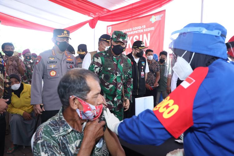 Panglima TNI Marsekal Hadi Tjahjanto saat memantau jalannya vaksinasi di Kediri, Jawa Timur, Kamis (10/6/2021).