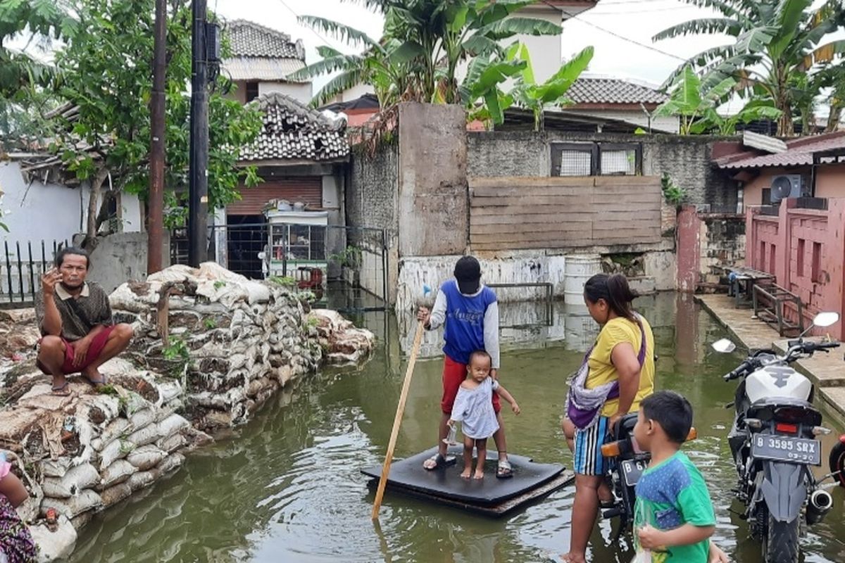 Ratusan rumah di Kelurahan Pondok Bambu, Kecamatan Duren Sawit, Jakarta Timur, terendam banjir dalam seminggu belakangan.  Rumah-rumah di wilayah RT 007, 015, 016 RW 007 Pondok Bambu masih terendam banjir dengan ketinggian 50 sentimeter hingga Selasa (15/3/2022) sore.
