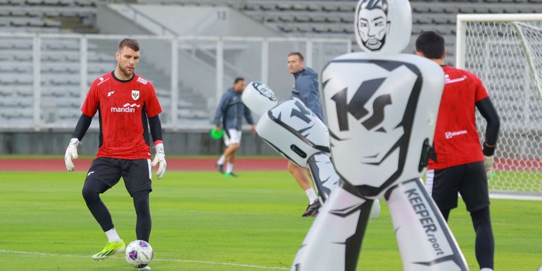 Kiper Indonesia Maarten Paes menjalanii sesi latihan jelang pertandingan Kualifikasi Piala Dunia 2026 di Stadion Madya, Gelora Bung Karno, Senayan, Minggu (22/3/2025). Indonesia akan menghadapi Bahrain dalam laga putaran ketiga Kualifikasi Piala Dunia 2026, di Stadion Utama Gelora Bung Karno, pada Selasa (25/3/2025).