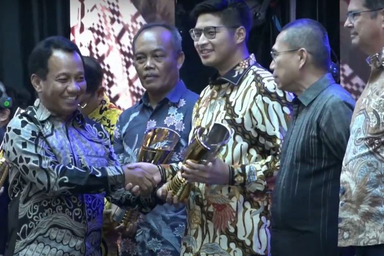 Penghargaan Tamasya Award 2023 diselenggarakan untuk pertama kalinya oleh Kementerian Energi dan Sumber Daya Mineral (ESDM). Tampak Tri Winarno, Direktur Pembinaan Program Mineral dan Batubara, Kementerian ESDM menyerahkan penghargaan Tamasya Award 2023 kepada Manager Corporate Social Responsibility PT GKP Alexander Lieman di Hotel Bidakara, Jakarta Pusat, Jumat (8/12/2023) untuk kategori ?Implementasi Bidang Kemandirian Ekonomi?.