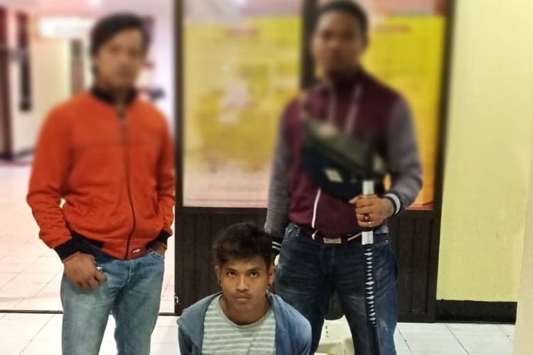 Foto Dok Polres Nunukan. Nursyiah Azriq (21) pemuda pengangguran warga Jl Pembangunan Kabupaten Nunukan diamankan anggota Kepolisian Resor Nunukan karena mengancam akan membunuh temannya sendiri dengan menggunakan samurai karena tidak dibukakan pintu kamar. 