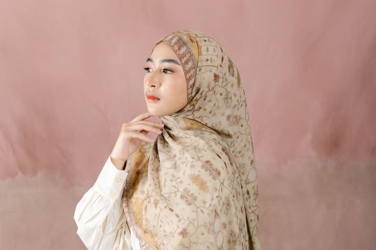 Tren pashmina motif kian populer, karena memberi sentuhan stylish yang mudah dipadu-padankan. Simak 5 rekomendasi pashmina motif dari brand lokal.