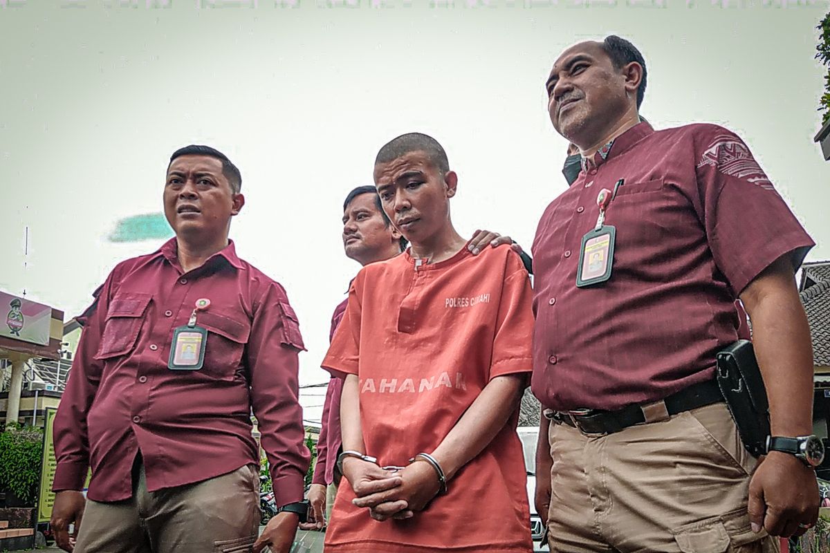 Nanda Ade alias Ade Bogel (37) pelaku pembunuhan anak kandung di Kota Cimahi saat ditangkap Polres Cimahi, Rabu (8/2/2023).