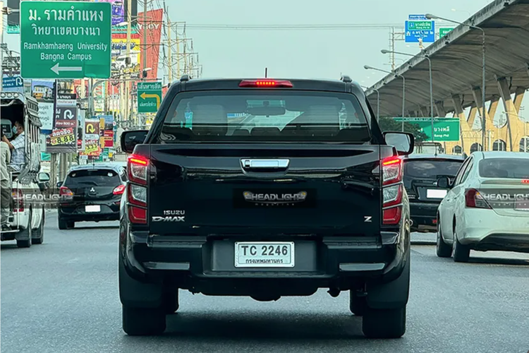Mobil yang diduga Isuzu D-Max hybrid sedang uji jalan di Thailand