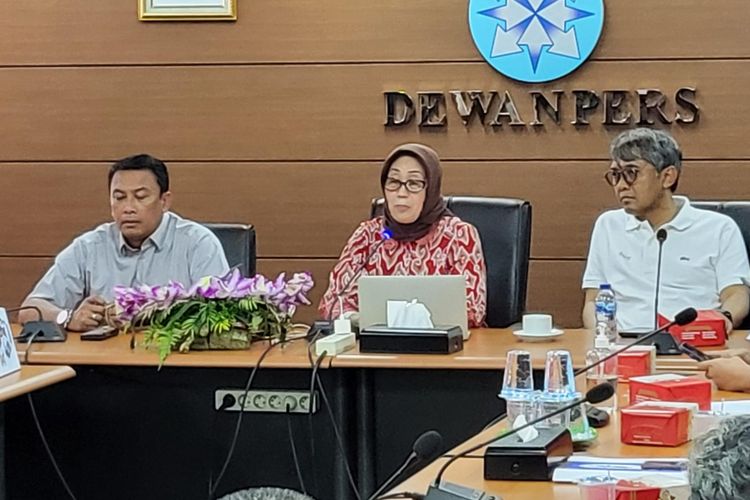 Ketua Dewan Pers Ninik Rahayu (tengah) saat konferensi pers di kantor Dewan Pers, Jakarta Pusat, Selasa (14/5/2024).
