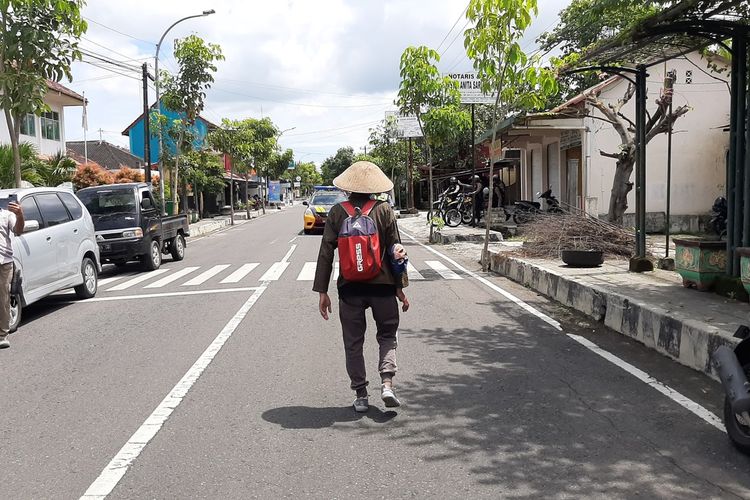 Aktivis Jogja Corruption Watch (JCW) Baharuddin Kamba mendatangi Kantor Badan Pengawas Pemilu (Bawaslu) Gunungkidul, Yogyakarta, pada Kamis (3/12/2020).