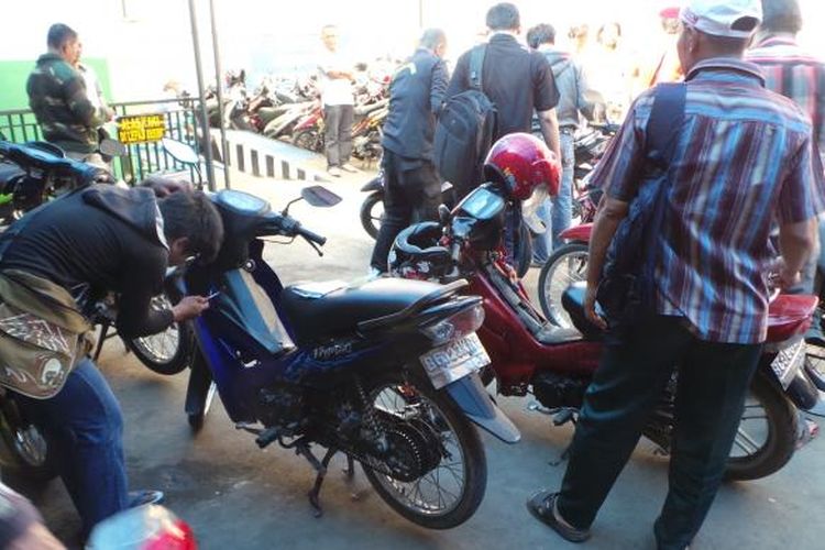 Simak biaya cabut berkas motor serta syarat cabut berkas motor atau persyaratan cabut berkas motor.