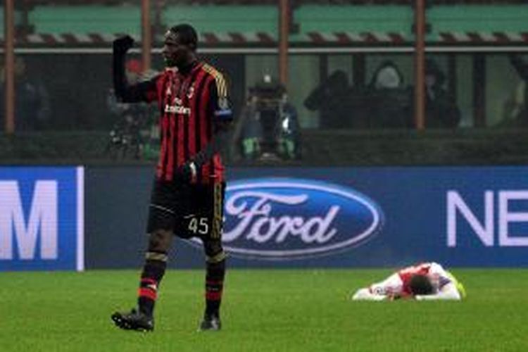 Ekspresi penyerang AC Milan Mario Balotelli setelah melakoni pertandingan keenam Grup H Liga Champions melawan Ajax, di San Siro, Rabu (11/12/2013). Bermain dengan sepuluh orang sejak menit ke-22, Milan meraih hasil imbang 0-0, sehingga berhak masuk babak 16 besar. 