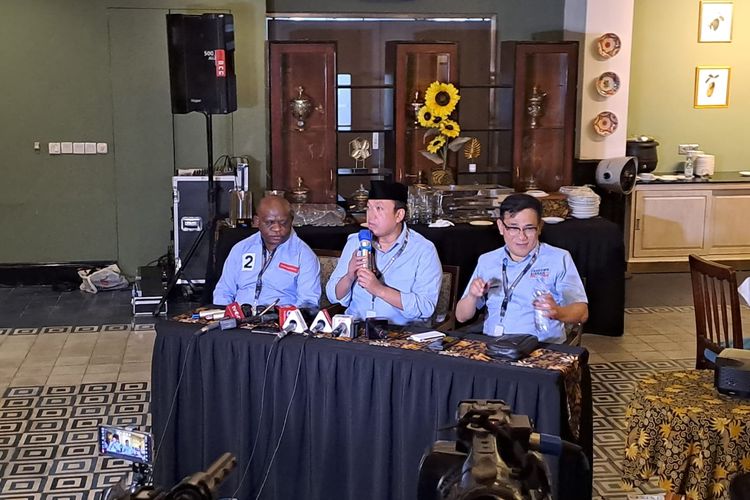 Sekretaris TKN Prabowo-Gibran, Nusron Wahid (tengah) dan Wakil Ketua Dewan Pakar TKN Prabowo-Gibran, Budiman Sudjatmiko (kanan) dalam jumpa pers di Hotel Des Indes, Jakarta, Selasa (12/12/2023) malam. 