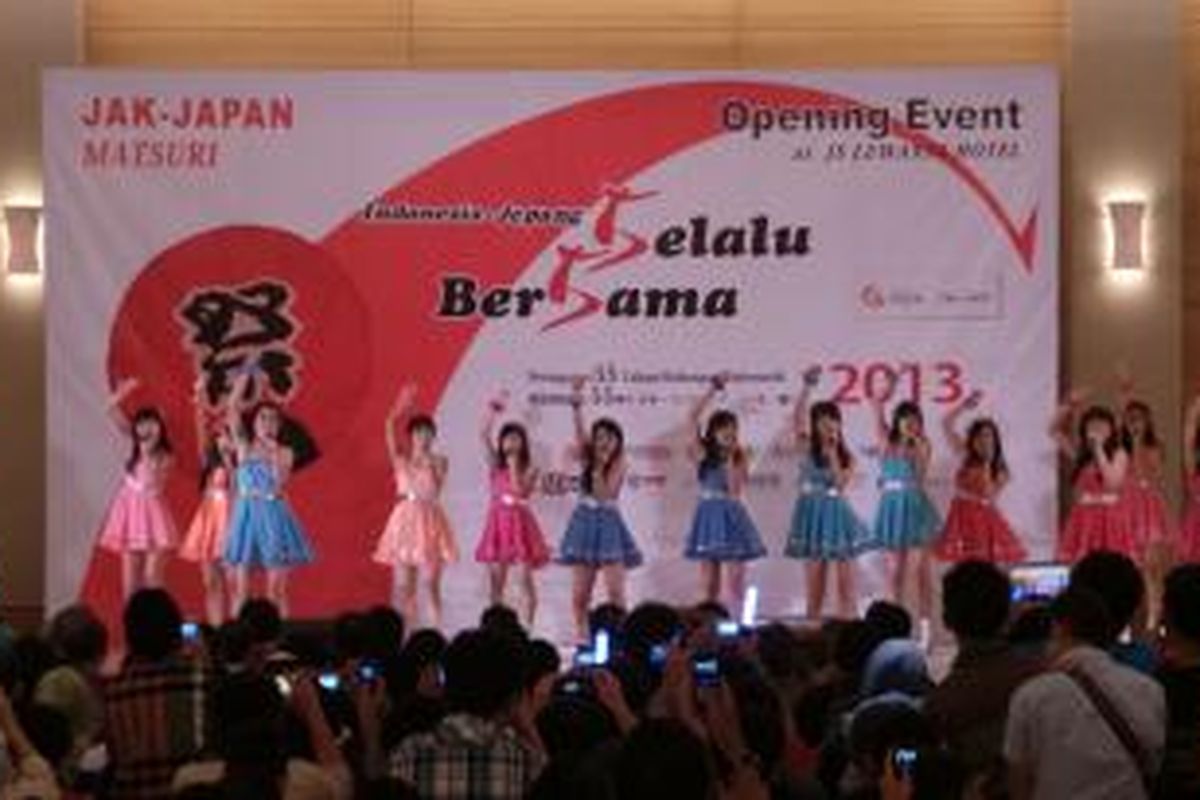 Vokal grup JKT 48 turut memeriahkan Jak-Japan Matsuri 2013, di Hotel JS Luwansa, Jakarta, Minggu (1/9/2013).