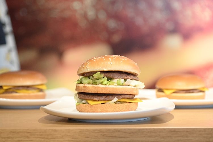 Burger Big Mac, Cheeseburger, dan Double Cheeseburger dari McDonald's Indonesia. 