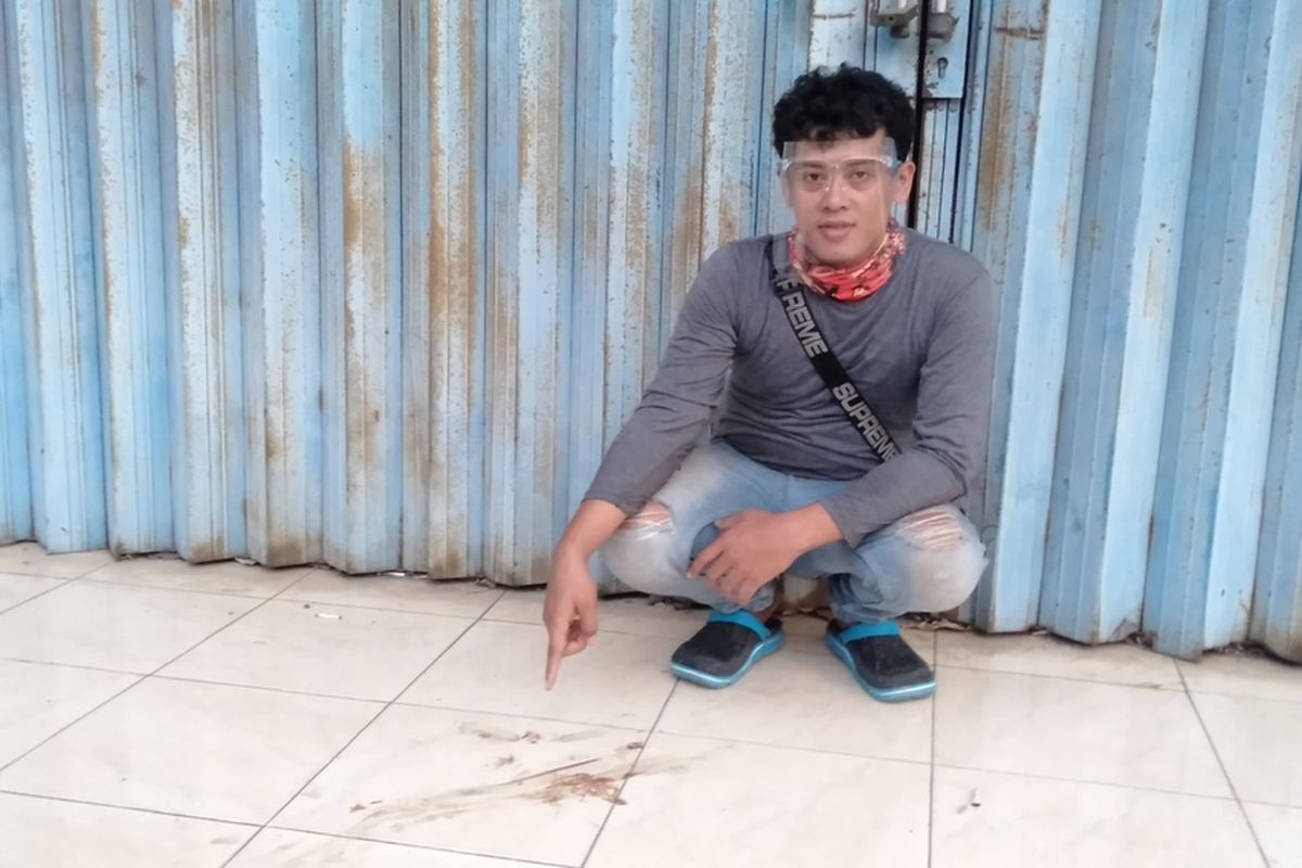 Kevin (29) saat menunjuk lokasi tempat dua Maling diamuk massa pasca gagal beraksi di kawasan Lubang Buaya, Jakarta Timur, Selasa (7/7/2020)