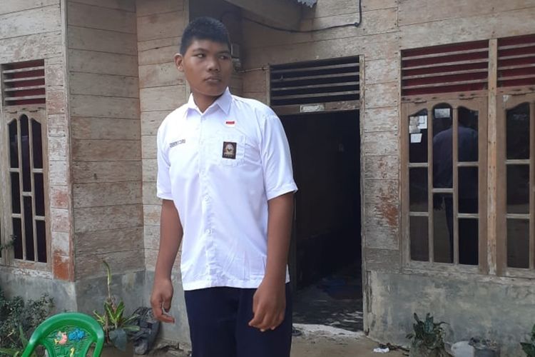 Armenda Jamel, remaja di Kabupaten Rohil, Riau, yang memiliki tinggi badan mencapai 2,6 meter.