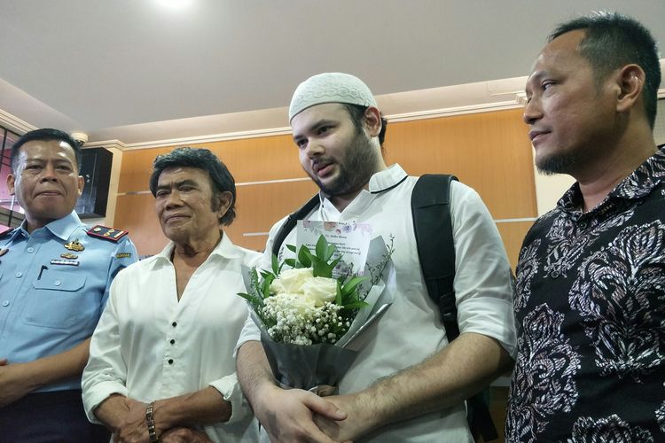 Kepala Rutan Salemba Masjuno, Rhoma Irama, Ridho Rhoma, dan tim pengacara saat momen kebebasan Ridho Rhoma di Rutan Salemba, Jakarta Pusat, Rabu (8/1/2020)