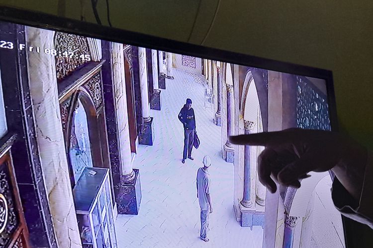 Foto: Pelaku berseragam coklat dan berjaket hitam dan jamaah ketika menegurnya terekam CCTV Masjid Mizabul Yakin pada Jumat (24/2/2023)