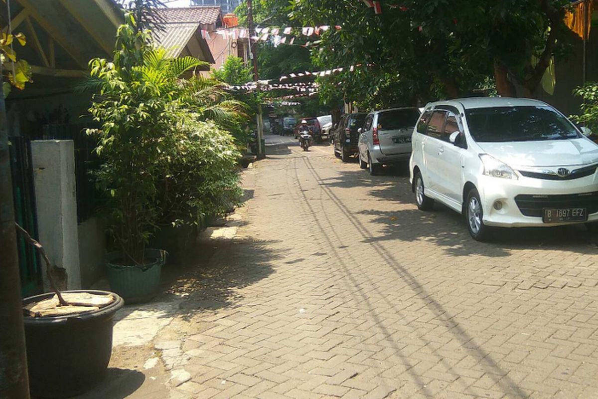 Mobil warga yang tak memiliki garasi terparkir di Jalan Pancoran Barat IX, Jakarta Selatan, Jumat (8/9/2017).