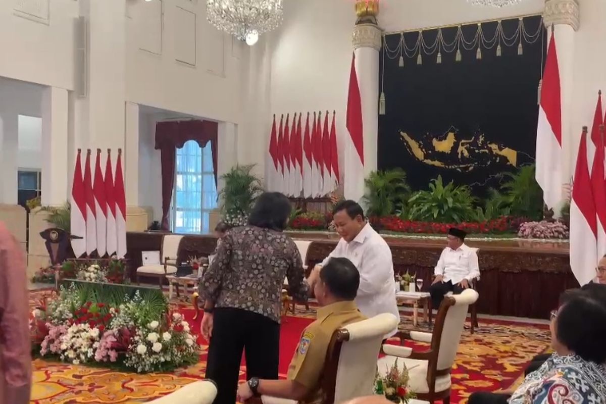 Menteri Keuangan Sri Mulyani Indrawati saat bersalaman dengan Menteri Pertahanan Prabowo Subianto ketika menanti dimulainya sidang kabinet paripurna di Istana Negara, Jakarta, Senin (26/2/2024). 