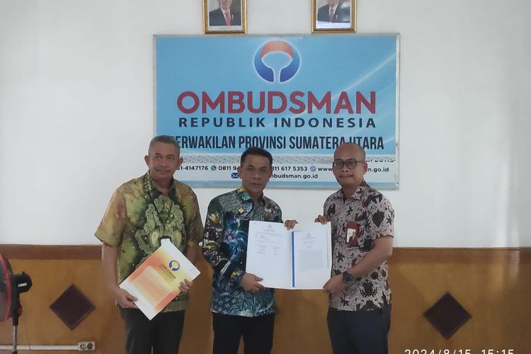 Kepala Ombudsman James Panggabean saat menyerahkan LAHP kebijakan parkir berlangganan Pemko Medan ke Kadishub Medan Iswar Lubis, Kamis (15/8/2024) 