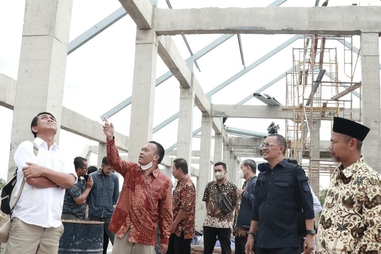 Pembangunan gedung Sekolah Dasar Negeri (SDN) Bayan, Kelurahan Kadipiro, Kecamatan Banjarsari, Kota Solo, Jawa Tengah, senilai Rp 5,3 Miliar diprediksi mudur dari target, saat sidak DPRD Solo, Rabu (26/10/2022).