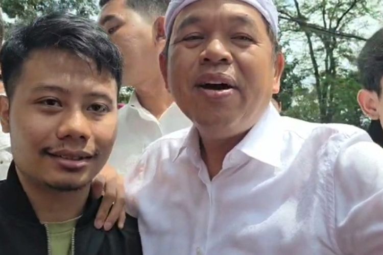 Gubernur Jabar, Dedi Mulyadi bersama Dery, pemilik kios di samping Gedung DPRD Jawa Barat, Jalan Diponegoro, Kota Bandung yang tempat usahanya terbakar buntut aksi unjuk rasa pada Jumat (29/8/2025) malam.