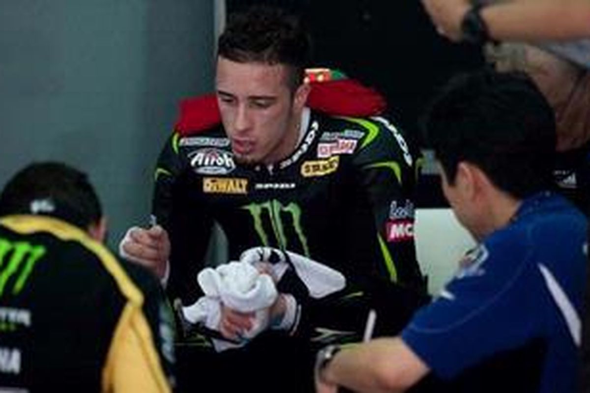 Pebalap Tech 3 Yamaha, Andrea Dovizioso, berbicara dengan para mekanik saat uji coba resmi pra-musim MotoGP 2012 di Sepang, 1 Maret 2012.