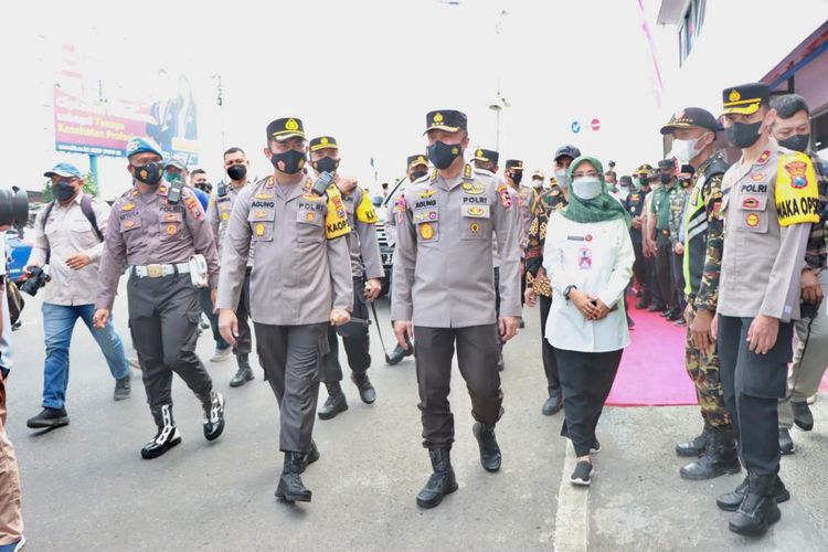 Rombongan Irwasum Mabes Polri Komjen Pol Agung Budi Maryoto dan rombongan saat mengunjungi Simpang Tiga Mengkreng Kediri, Jawa Timur, Kamis (28/4/2022).